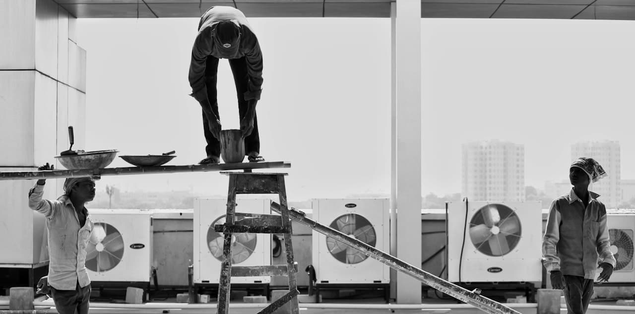 Técnico realizando manutenção em condicionador de ar tipo split